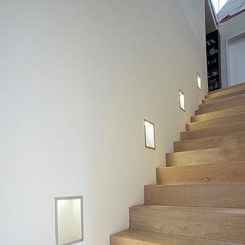 Das richtige Licht im Treppenhaus: So sparen Sie Strom